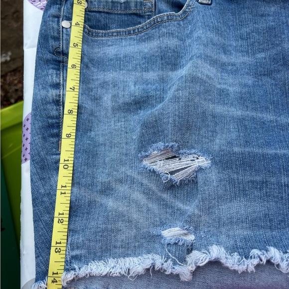 Torrid plus size 26 women’s raw edge distressed denim shorts very good condition - Picture 9 of 11